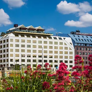 Radisson Red Hotel, Hotell