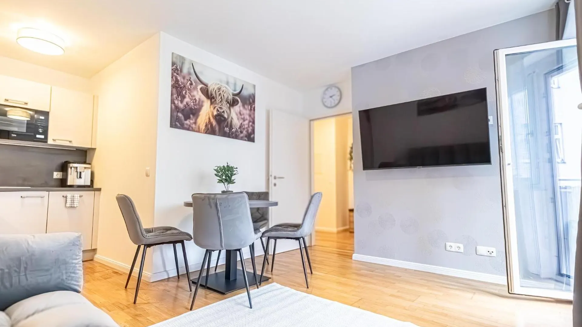 9-Min To City Center, Comfy 1Br And 1Lr With Balcony Vienna Apartment