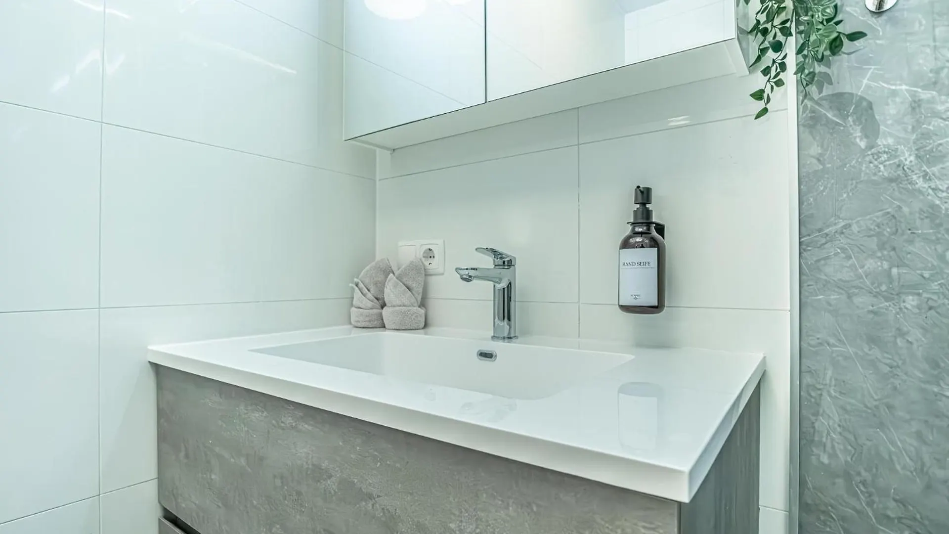 9-Min To City Center, Comfy 1Br And 1Lr With Balcony Vienna