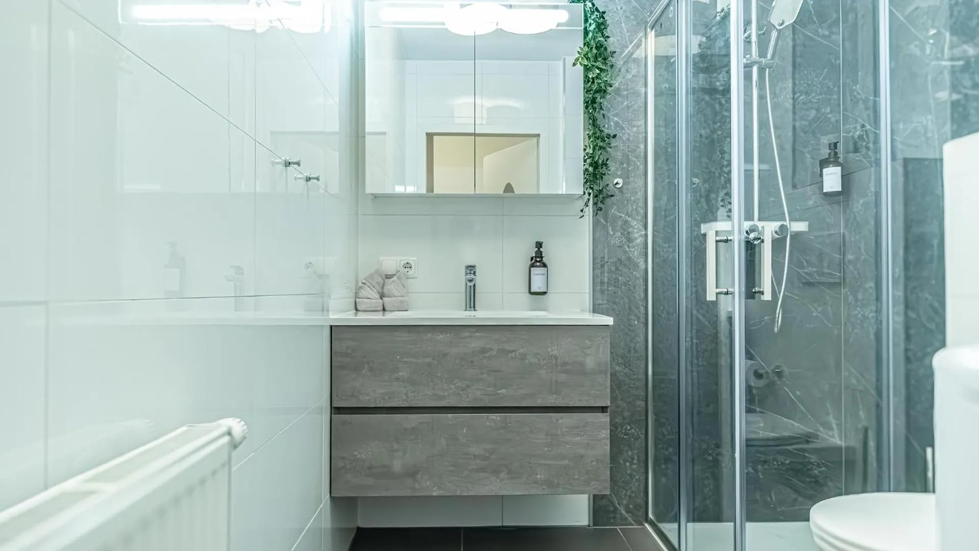 9-Min To City Center, Comfy 1Br And 1Lr With Balcony Vienna Apartment